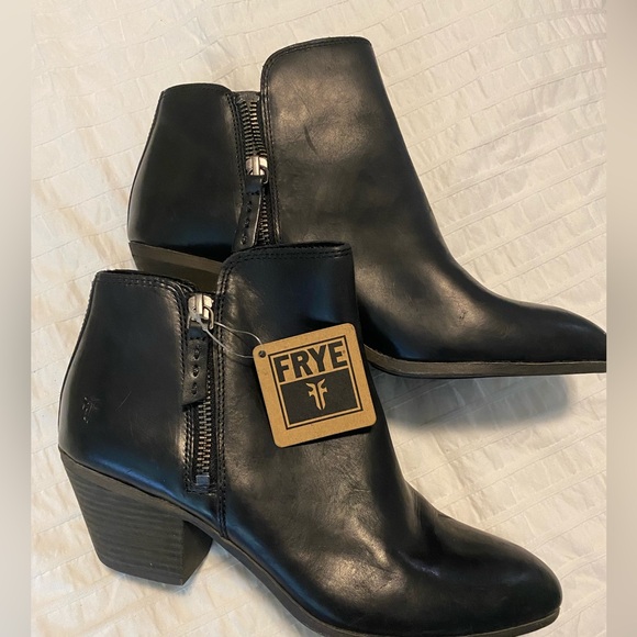 Frye Judith Ankle Leather Double Zip Boots Booties Black size 8.5 - Picture 3 of 9